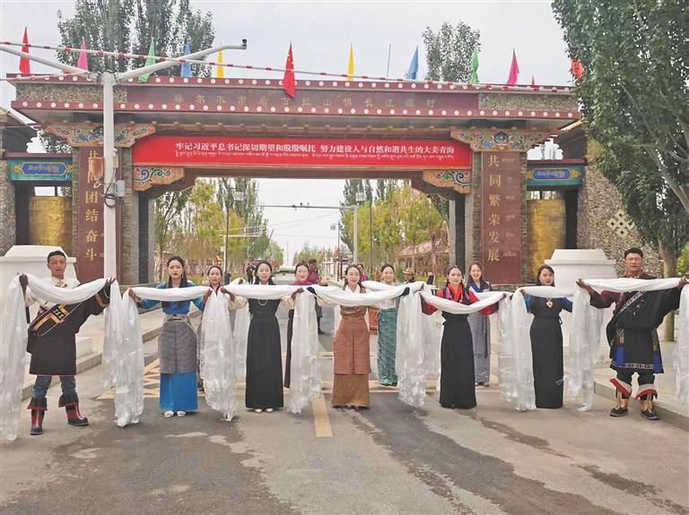 【感黨恩 聽黨話 跟黨走·和諧青海行】紅屋頂下石榴花開