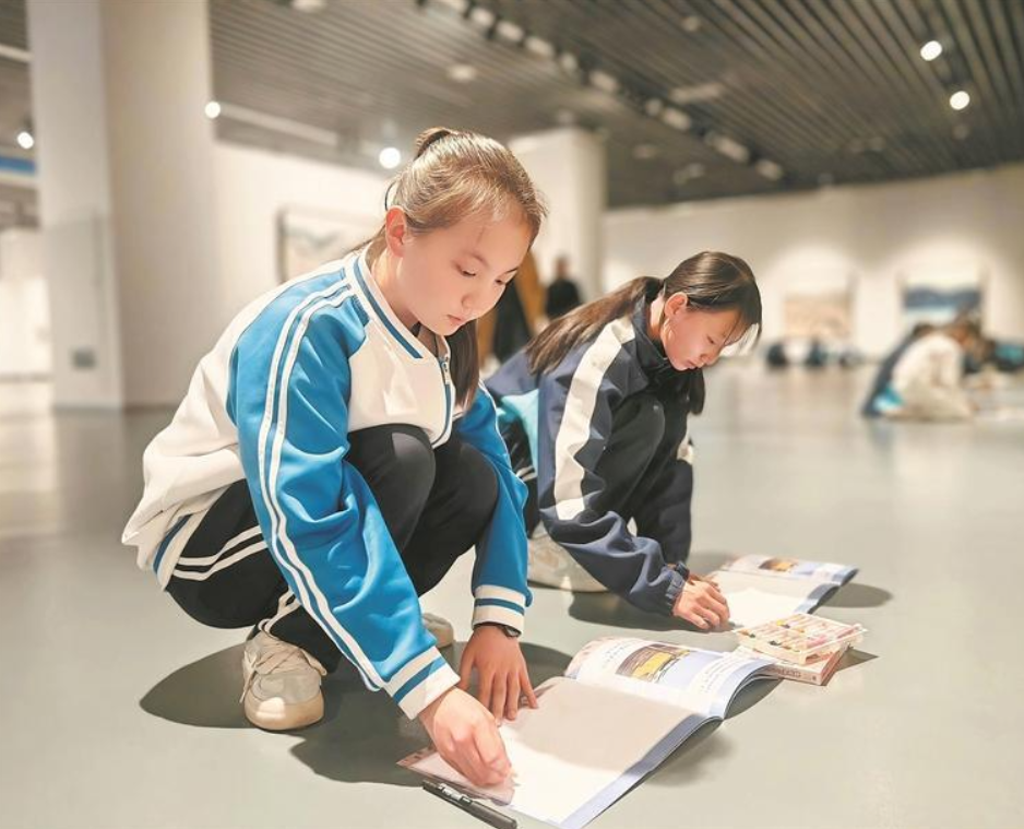 身臨“穿越·融合”展 感受藝術(shù)之美