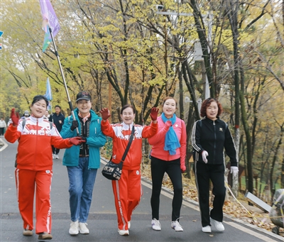 青海西寧:1200余名中老年登山健步走