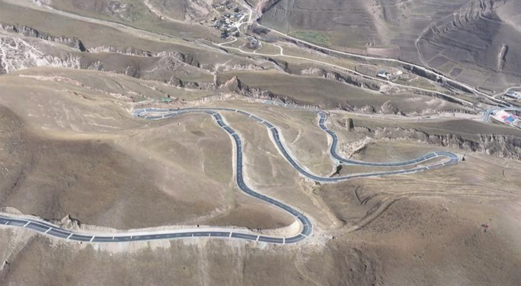 官哈公路燕官段道路整治工程瀝青路面全線貫通