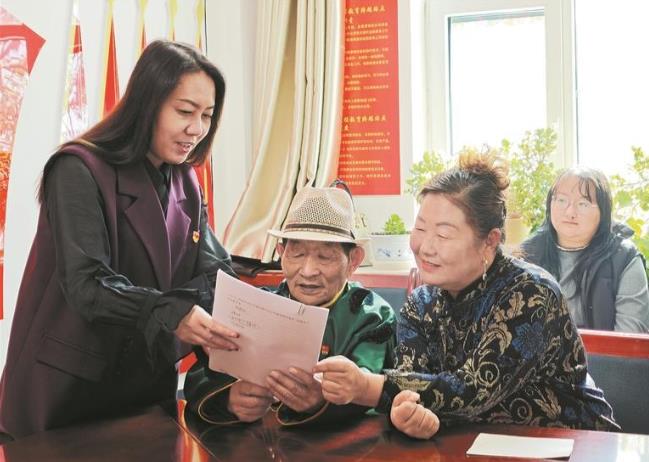 【四中全會精神在基層】暖陽里的“充電課” 民生中的“幸福經(jīng)”