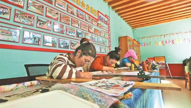 【家住黃河源】父女執線共織藏繡夢