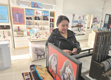 指尖技藝+生態畜牧 長江源村雙業并舉