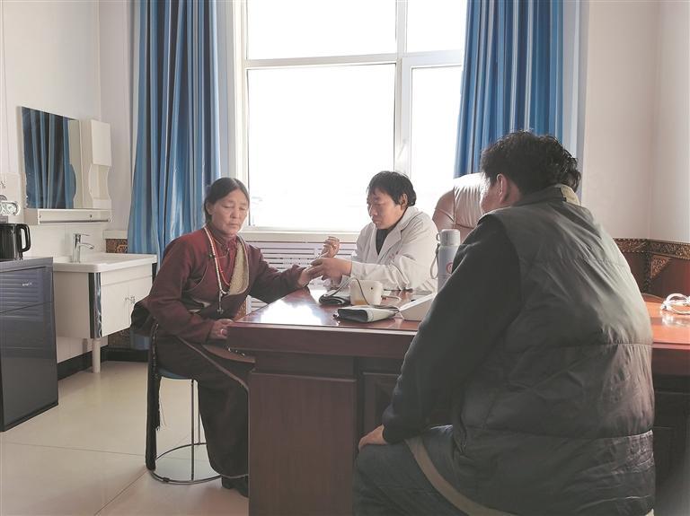 門診醫生在為患者把脈問診。本報記者 白力閣 攝