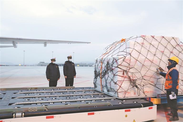 青海省首次通過貨運航班出口冷水魚