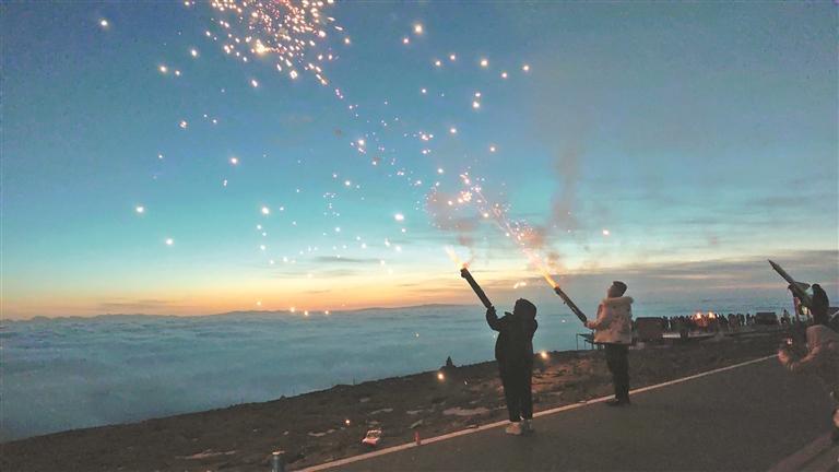 青海文旅“上分”!潮玩圈粉年輕人